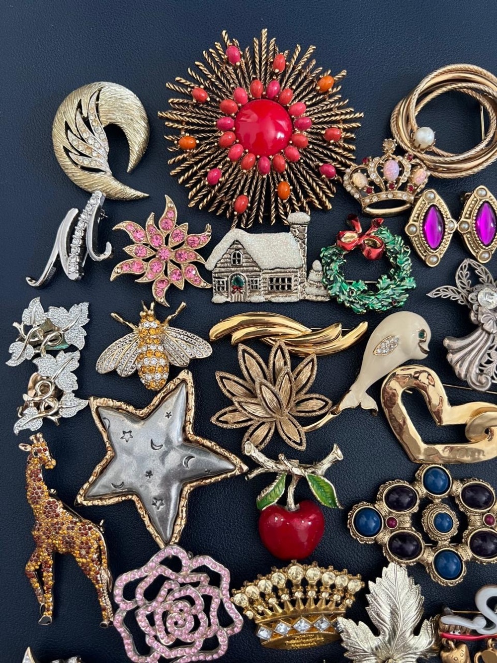 Vintage to Modern Brooches and
Earrings Lot Bundle
Set Some Signed - Picture 2 of 7